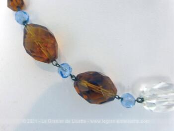 Ancien collier réalisé avec des perles de verre couleur ambre en taille croissante , entremêlées par des petites perles à facette et une grande perle translucide au centre.