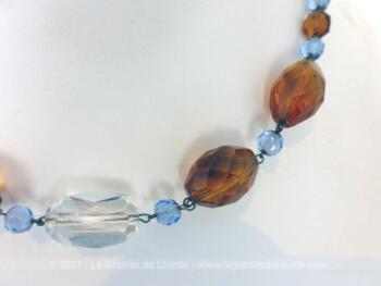 Ancien collier réalisé avec des perles de verre couleur ambre en taille croissante , entremêlées par des petites perles à facette et une grande perle translucide au centre.