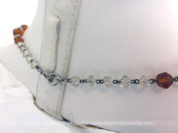 Ancien collier réalisé avec des perles de verre couleur ambre en taille croissante , entremêlées par des petites perles à facette et une grande perle translucide au centre.