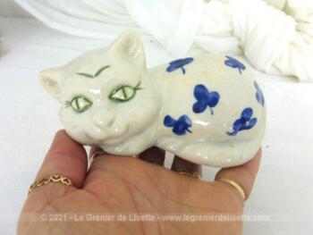 Voici une belle petite figurine représente un chat blanc aux grands yeux verts avec des feuilles bleues sur le corps et signé Vallauris.