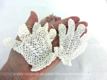 Voici une très petite paire de gants blancs réalisé au crochet pour cérémonie de bébé. Très vintage !