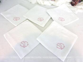 Voici un lot de 5 anciennes serviettes en damassé blanc de 60 x 62 cm avec les monogrammes SG brodés en fils rouges. Pièces uniques.