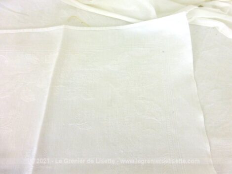 Voici un lot de 5 anciennes serviettes en damassé blanc de 60 x 62 cm avec les monogrammes SG brodés en fils rouges. Pièces uniques.