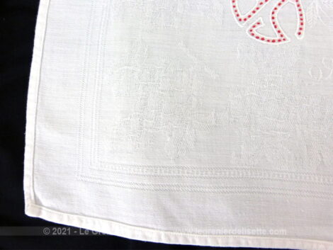 Voici un lot de 5 anciennes serviettes en damassé blanc de 60 x 62 cm avec les monogrammes SG brodés en fils rouges. Pièces uniques.