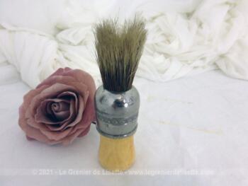 Voici un adorable blaireau de rasage vintage avec une partie en bakélite et métal argenté et réalisé en poils d'animaux.