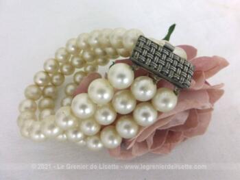 Superbe bracelet composé de trois rangs de fausses perles et d'un large fermoir en métal avec un motif de maillage.