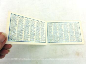 Calendrier de poche cartonné de 1957 de 10.5 x 6.5 cm fermé avec un semestre de chaque coté cadeau publicitaire des Établissements "Blanc Rhone ", Blanchisserie Automatique à Lyon.