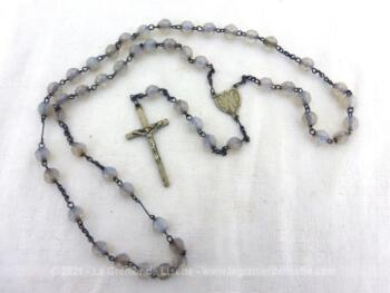 Voici un ancien chapelet en argent, médaille avec initiales de la Vierge et petite croix sobre et élégante avec des perles de verre opaques.