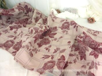 Ancien rideau, voici un petit coupon en tissus épais d'ameublement sur fond rose aux motifs de fleurs bordeaux de 54 de large et 130cm de hauteur .