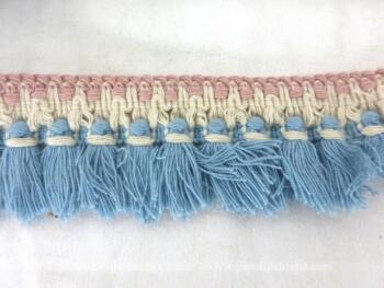 Voici un lot de 5 coupons de galon de passementerie rose avec pompons bleus pastel, soit un total de plus de 17 mètres. Très tendance shabby.