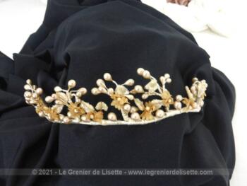 Datant des années 40/50, voici une ancienne couronne diadème de mariée décorée par des perles de cire nacrées pour une décoration remplie du charme d'antan.