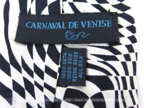 Voici une superbe cravate vintage, 100% soie, décorée de motifs psychédéliques noir et blanc, et de la marque Carnaval de Venise.