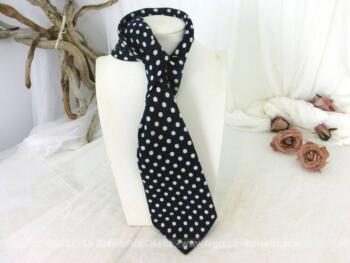 Voici une ancienne cravate vintage marine à pois blanc, de la marque Marquis et 100% polyester. Pour homme ou femme !
