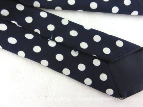 Voici une ancienne cravate vintage marine à pois blanc, de la marque Marquis et 100% polyester. Pour homme ou femme !