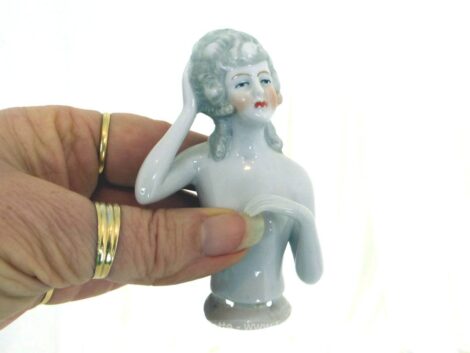 Ancien petit buste de figurine de marquise en porcelaine allemande numérotée à habiller pour décorer boite ou poudrier.