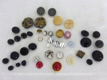Lot d'une quarantaine de boutons anciens beaux, originaux et vintages dont le charme et le détail les font comparaitre à des bijoux.