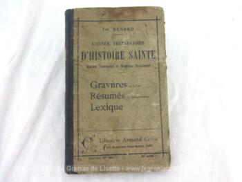 A l'attention des jeunes enfants, voici un livre datant de 1914 portant le titre de "Livre L'Année Préparatoire d'Histoire Sainte" avec 112 gravures et 5 cartes.