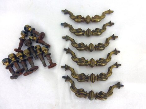 Voici un lot de 6 anciennes poignées de tiroir en laiton en forme de double dauphins avec le support adapté.