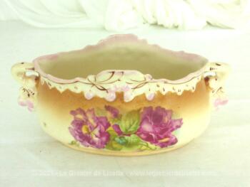 Voici une adorable mini jardinière 21 x 9 x 6.5 cm, numérotée, signée tout en faïence Made in Austria avec un superbe décor de roses pour une tendance très shabby.