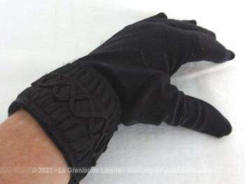 Taille unique, voici une paire de gants vintage en polyester et élastane, avec un large décor sur tout le poignet et de la marque Weinberg.