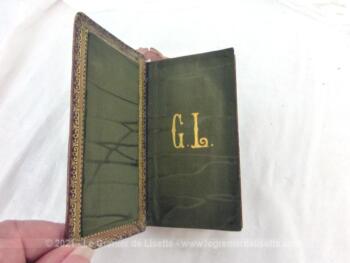 En cuir fauve, voici un ancien petit missel "l'Imitation de Jésus Christ" avec à l'intérieur les monogrammes GL de couleur or.