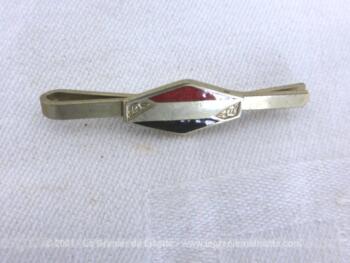 Voici une ancienne pince à cravate avec un motif en émail bleu blanc et rouge, avec une petite rose en relief dans les coins.
