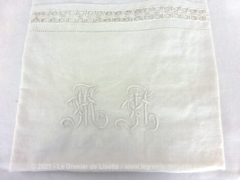 Ancienne taie d'oreiller en coton blanc avec de superbes jours entre-deux sur tout le pourtour et monogrammes MA sur le devant.