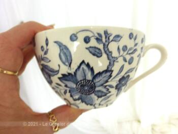 Superbe et vraiment très décoratif ce tête à tête en faïence Villeroy & Boch Mettlach, modèle Paradisio avec 2 serviettes à thé brodées de monogrammes.