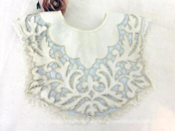 Ancien petit bavoir fait main pour bébé ou poupon mis en valeur par de belles broderies Richelieu et dentelle ajourée.