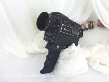 Datant des années 70, voici une ancienne caméra de la marque Bell et Howell modèle Filmosonic XL 1236 pour film Super 8. Pour une décoration vintage !