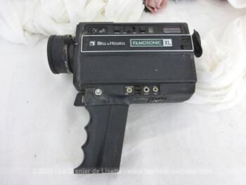 Datant des années 70, voici une ancienne caméra de la marque Bell et Howell modèle Filmosonic XL 1236 pour film Super 8. Pour une décoration vintage !