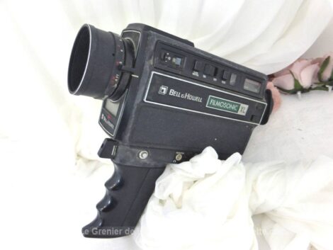 Datant des années 70, voici une ancienne caméra de la marque Bell et Howell modèle Filmosonic XL 1236 pour film Super 8. Pour une décoration vintage !
