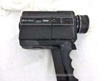 Datant des années 70, voici une ancienne caméra de la marque Bell et Howell modèle Filmosonic XL 1236 pour film Super 8. Pour une décoration vintage !