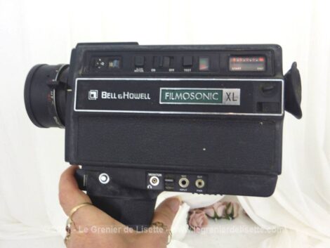 Datant des années 70, voici une ancienne caméra de la marque Bell et Howell modèle Filmosonic XL 1236 pour film Super 8. Pour une décoration vintage !