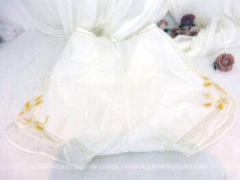 Voici un ancienne et vraiment superbe culotte courte décorée par du voile, de fines broderies et de la dentelle. A porter aujourd'hui comme short vintage !