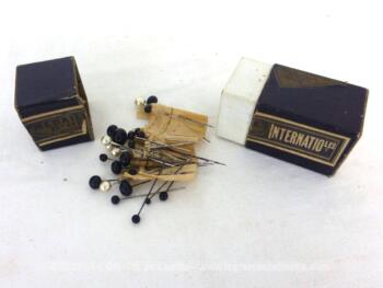 Voici une ancienne boite du "Baume Brésilien" pour les cors, remplie d'épingles vintages avec têtes noires en verre et nacrées. Décoration originale...