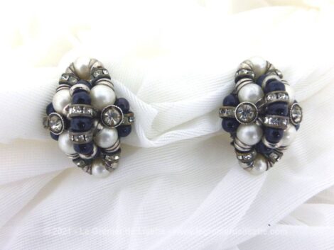 Superbes paire de boucles d'oreilles vintages à pince ornés par des perles de verre noires, des fausses perles nacrées et des strass.