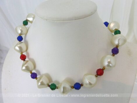 Beau collier ras de cou de 48 cm de long réalisé en grosses perles synthétiques nacrées entremêlées par de petites perles à facettes de couleur.