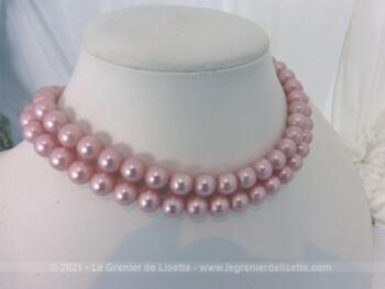 Superbe ras de cou avec son double rangs en perles synthétiques nacrées rose.