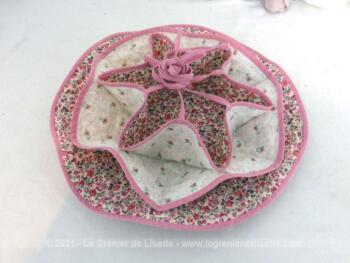 Très tendance shabby, voici une corbeille à petits pains avec ses nombreuses petites poches. A fermer par des liens.... original !