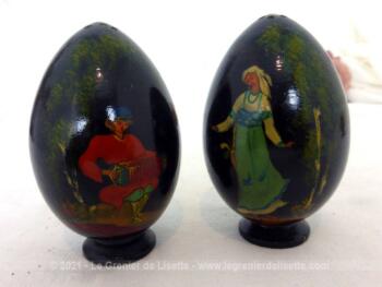 Voici un duo d’œufs en bois peints en noir avec de belles décorations à l'ancienne. Une danseuse sur l'un et un accordéoniste sur l'autre !