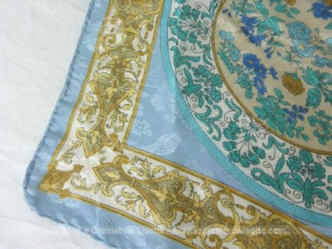Sur 85 x 90 cm, voici un superbe foulard vintage soyeux aux tons pastels avec pour motif central le dessin d'un abécédaire.