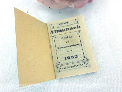 Voici un ancien almanach miniature sur 24 pages pour l'année 1932, portant le nom de "Petit Almanach Postal et Télégraphique - 1932 - Année Bissextile".