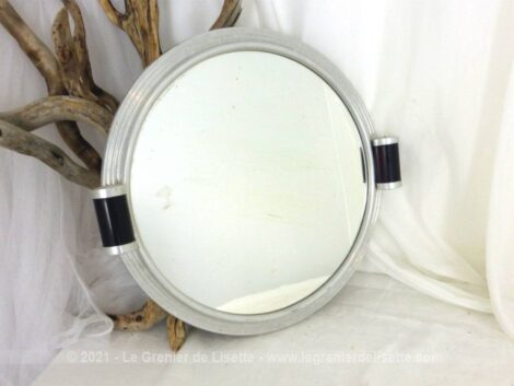 Vraiment très vintage, ce petit plateau miroir de 34 cm de diamètre avec des anses en bois, teinté merisier.