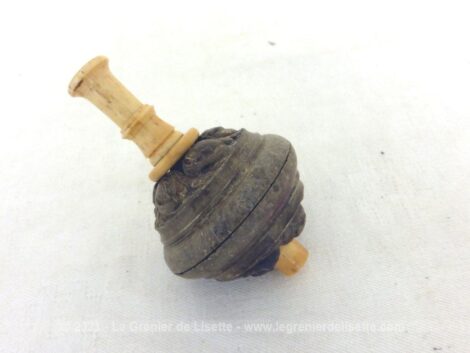 Voici une ancienne poire commutateur allumage en céramique bien ouvragée et bakélite .