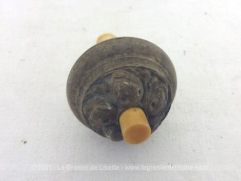 Voici une ancienne poire commutateur allumage en céramique bien ouvragée et bakélite .