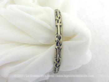Voici un superbe bracelet forme jonc de 6.5 cm de diamètre en métal argenté avec des décors de noeuds entrelacés.