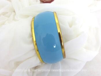 Voici un superbe bracelet de 10 cm de diamètre réalisé en métal laqué en bleu lagon. Pour un air rétro et vintage dans les styles des années 80.