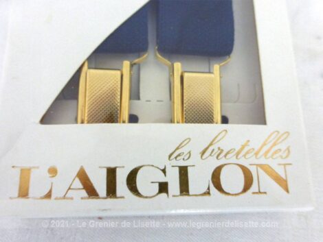 Voici encore dans son coffret une paire de bretelles en élastique marine, pour homme de la marque "L'Aiglon", en forme de croix avec pince en métal doré.