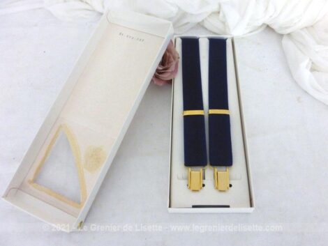 Voici encore dans son coffret une paire de bretelles en élastique marine, pour homme de la marque "L'Aiglon", en forme de croix avec pince en métal doré.
